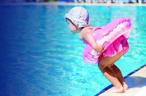 Clube &eacute; condenado por afogamento em piscina